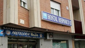 A building with a sign for 'Hostal Hispánico II' and a storefront for 'Pasteleria Maite'. - Hostal Hispanico II (Salamanca)