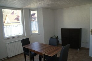 Apartment | Essbereich im Zimmer