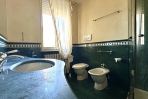 Shower, bidet, towels - CASA DEL SOLE - Numana, wonderful sea view penthouse (Numana)