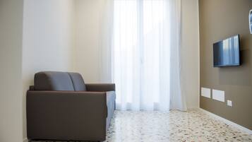 Appartamento, 1 camera da letto (Pulzella) | Area soggiorno | TV a schermo piatto 43 pollici con canali satellitari, TV