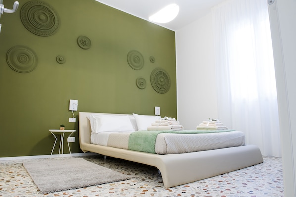 Comfort Apartment, 1 Bedroom (Rosa Fresca Aulentissima) | Laptop workspace, blackout curtains, soundproofing, iron/ironing board