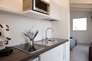 Appartement, terrasse (Cielo) | Cuisinette privée | Réfrigérateur grande capacité avec congélateur, four à micro-ondes
