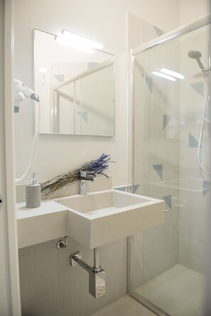 Appartamento, terrazzo (Cielo) | Bagno | Doccia, set di cortesia gratuito, asciugacapelli, pantofole