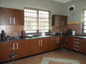Executive Apartment, 3 Bedrooms | Private kitchen | Full-size fridge, microwave, oven, stovetop - Alpha's Court (Kumasi)