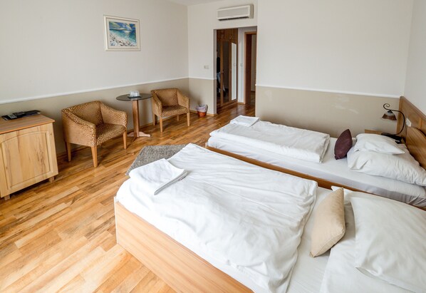 مكتب ومساحة عمل للكمبيوتر المحمول وستائر تعتيم وأسرّة قابلة للطي