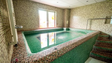 Indoor spa tub