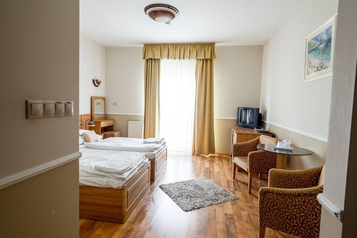 Quarto família, 2 quartos | Escrivaninha, espaço de trabalho para notebook, cortinas blackout