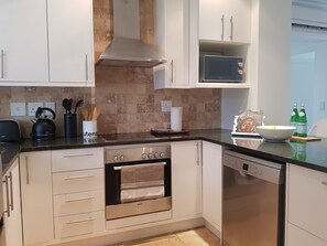 Comfort Apartment, 2 Bedrooms | Private kitchen | Full-size fridge, microwave, oven, stovetop - 9 Sorbonne (Franschhoek)