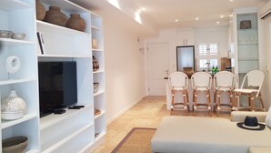 Comfort appartement, 2 slaapkamers | Woonkamer | Een flatscreentelevisie en Netflix