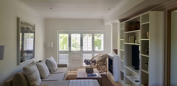 Comfort Apartment, 2 Bedrooms | Living room | Flat-screen TV, Netflix - 9 Sorbonne (Franschhoek)