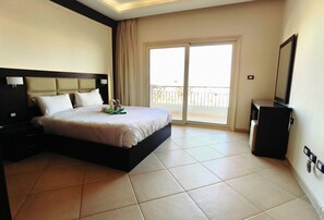 Suite Royal, 2 habitaciones, vistas al mar (Second Floor) | Zona de estar | Televisión LED de 43 pulgadas con canales por satélite, una televisión