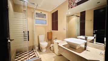 Presidential-Suite, 2 Schlafzimmer, Gartenblick (First Floor) | Badezimmer | Dusche, Haartrockner, Handtücher, Seife
