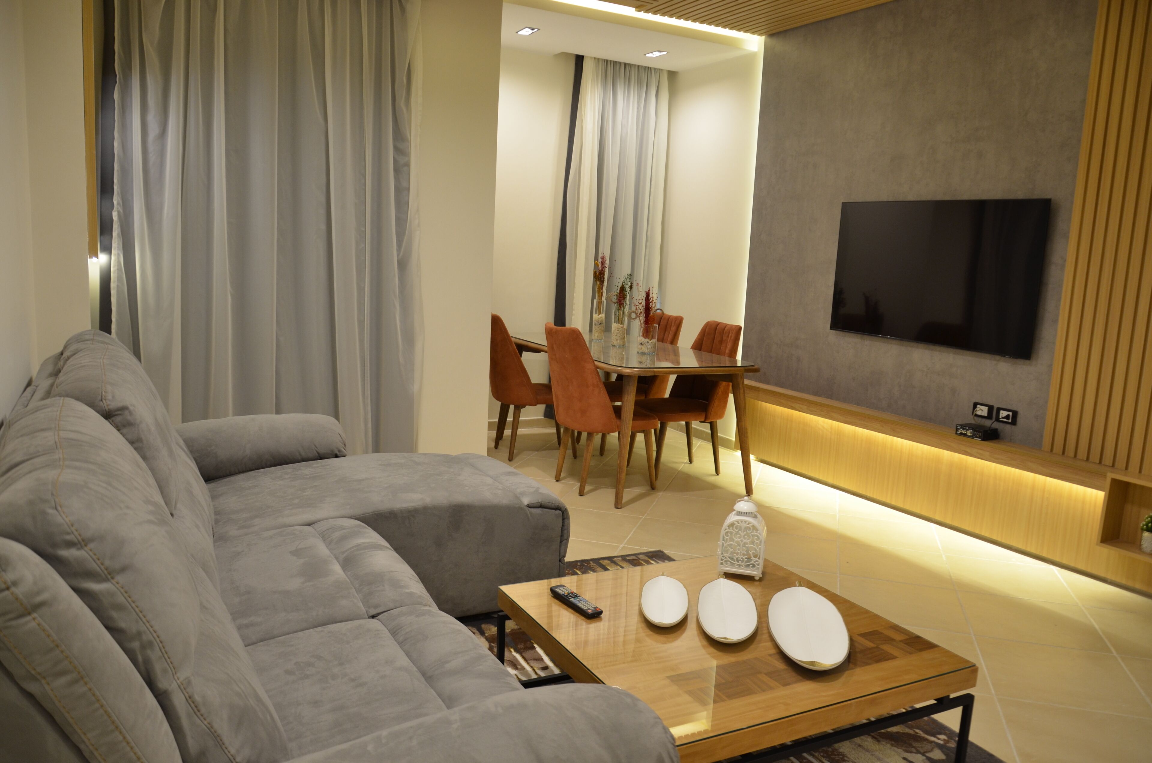 Departamento panorámico | Área de sala de estar | Televisión LED de 43 pulgadas con canales vía satélite y televisión 