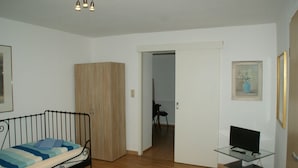 Apartment (#1) | Premium bedding, iron/ironing board, WiFi (free), individually furnished - Saarlogis (Saarbrücken)