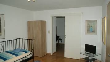 Premium bedding, individually furnished, iron/ironing board, free WiFi