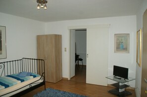 Apartment (#1) | Premium bedding, individually furnished, iron/ironing board, free WiFi - Saarlogis (Saarbrücken)