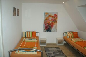 Apartment, 3 Bedrooms (#3) | Premium bedding, individually furnished, iron/ironing board, free WiFi - Saarlogis (Saarbrücken)