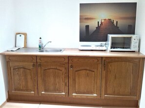 Apartment (#1) | Private kitchenette | Full-size fridge, oven, stovetop, cookware/dishes/utensils - Saarlogis (Saarbrücken)