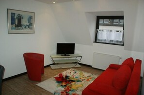 Appartement, 3 chambres (#4) | Aire de séjour | Téléviseur à écran plat