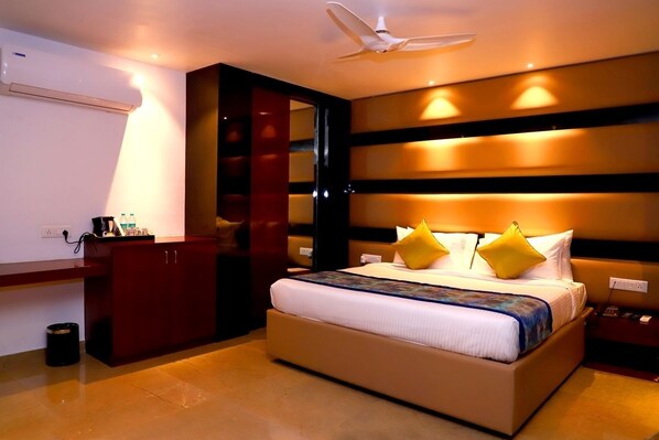 Club Double Room | 1 bedroom, premium bedding, in-room safe, desk