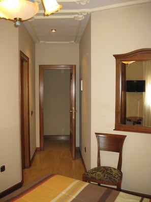 Desk, free cribs/infant beds, free WiFi, bed sheets - Hostal Granada (Salamanca)
