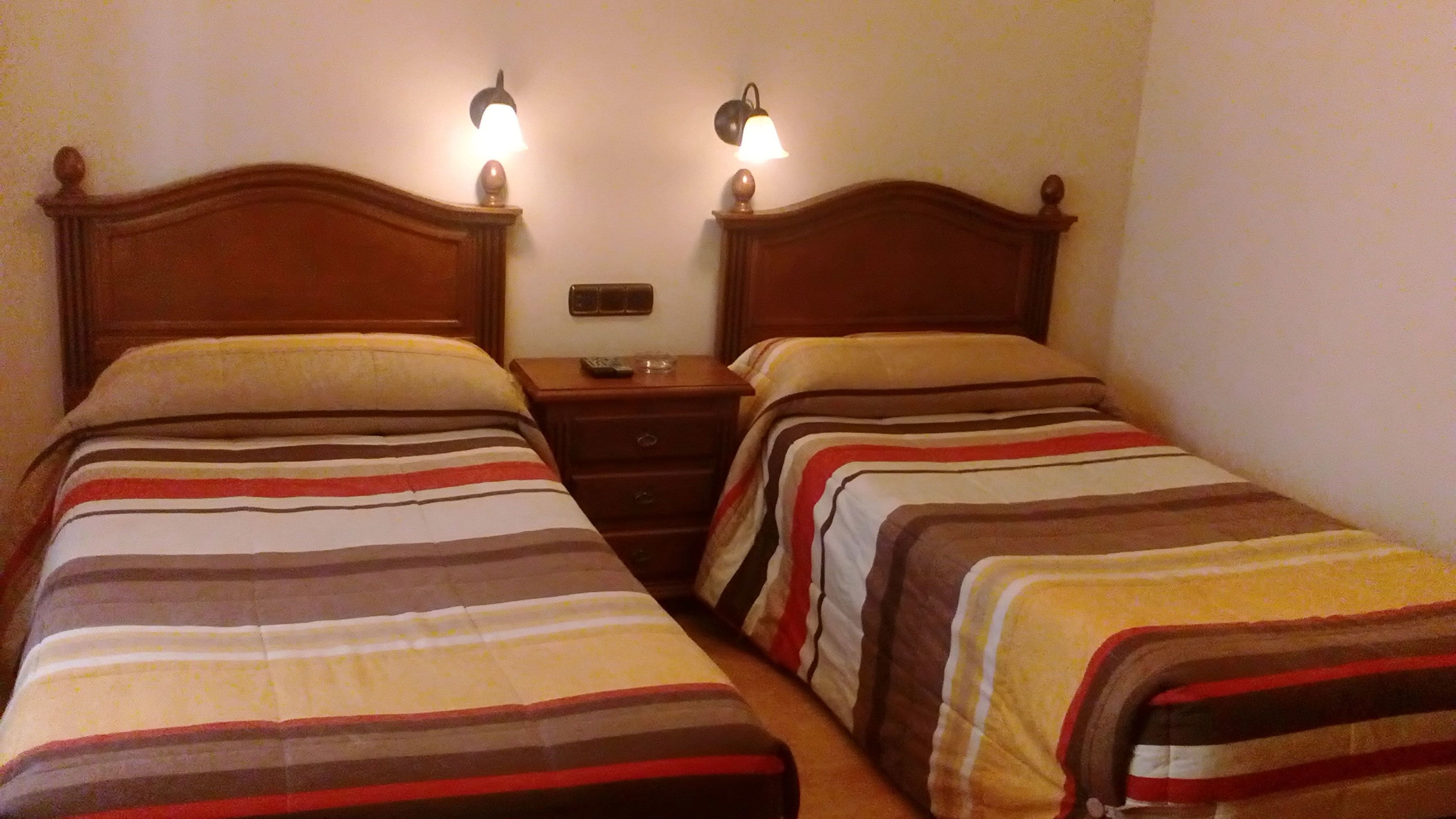 Familie driepersoonskamer | Een bureau, gratis babybedden, gratis wifi, beddengoed