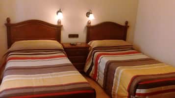 Familie driepersoonskamer | Een bureau, gratis babybedden, gratis wifi, beddengoed