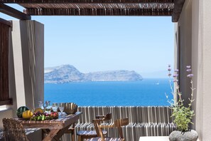 Premium bedding, minibar, in-room safe, desk - Arota Exclusive Villas (Santorini)