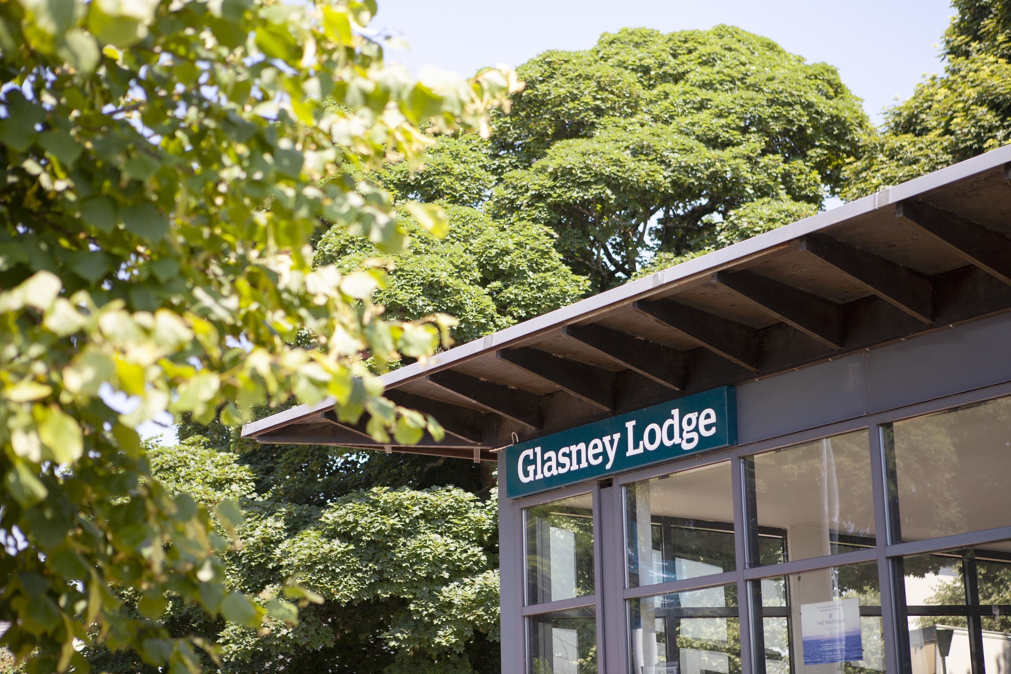 Een gebouw met een bord waarop 'Glasney Lodge' staat.
