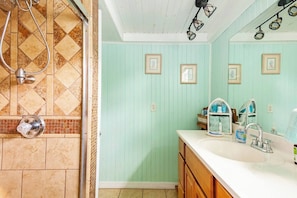 Douche, sèche-cheveux, serviettes fournies, savon