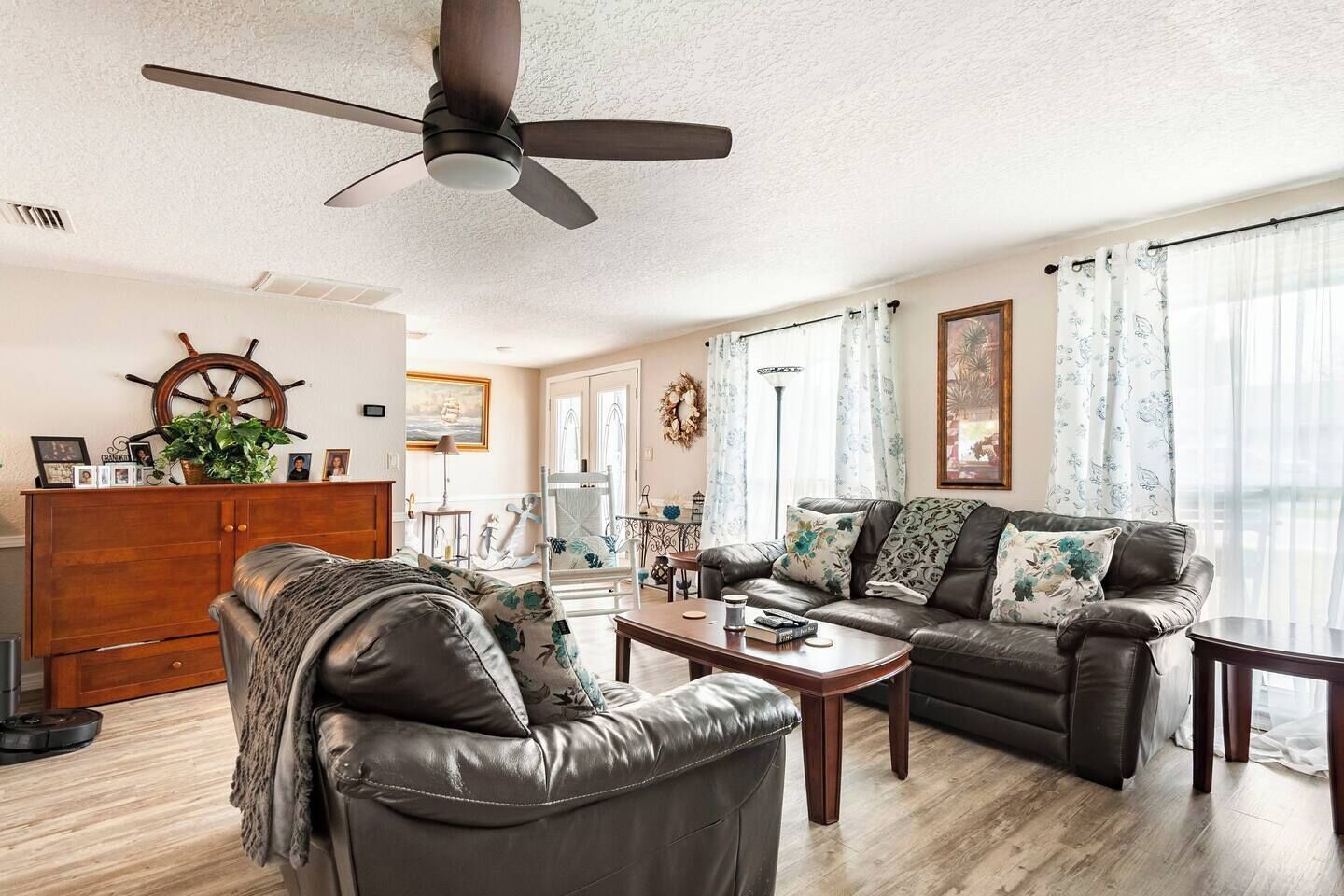 Smart TV, fireplace, books, stereo