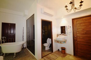 King Room with River View | Bathroom - Moonlight Champa Riverview (Luang Prabang)