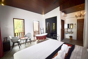 Kamer, 1 kingsize bed, uitzicht op rivier | Een kluis op de kamer, een strijkplank/strijkijzer, gratis wifi