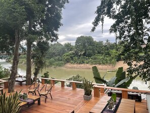 Kamer, 1 kingsize bed, uitzicht op rivier | Restaurant