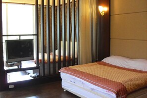 Standard Quadruple Room | Desk, blackout drapes, soundproofing, free WiFi - Maylin Resort (Taichung)