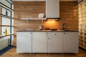 Estudio de diseñador, varias camas, vista a la ciudad | Cocineta privada | Refrigerador, microondas y artículos de limpieza 