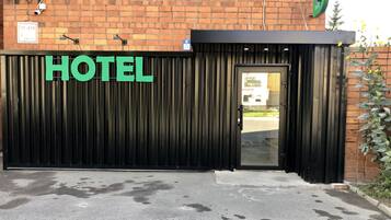 Vista frontal de la propiedad