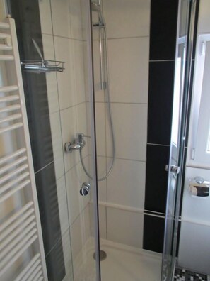Ferienhaus | Dusche im Bad
