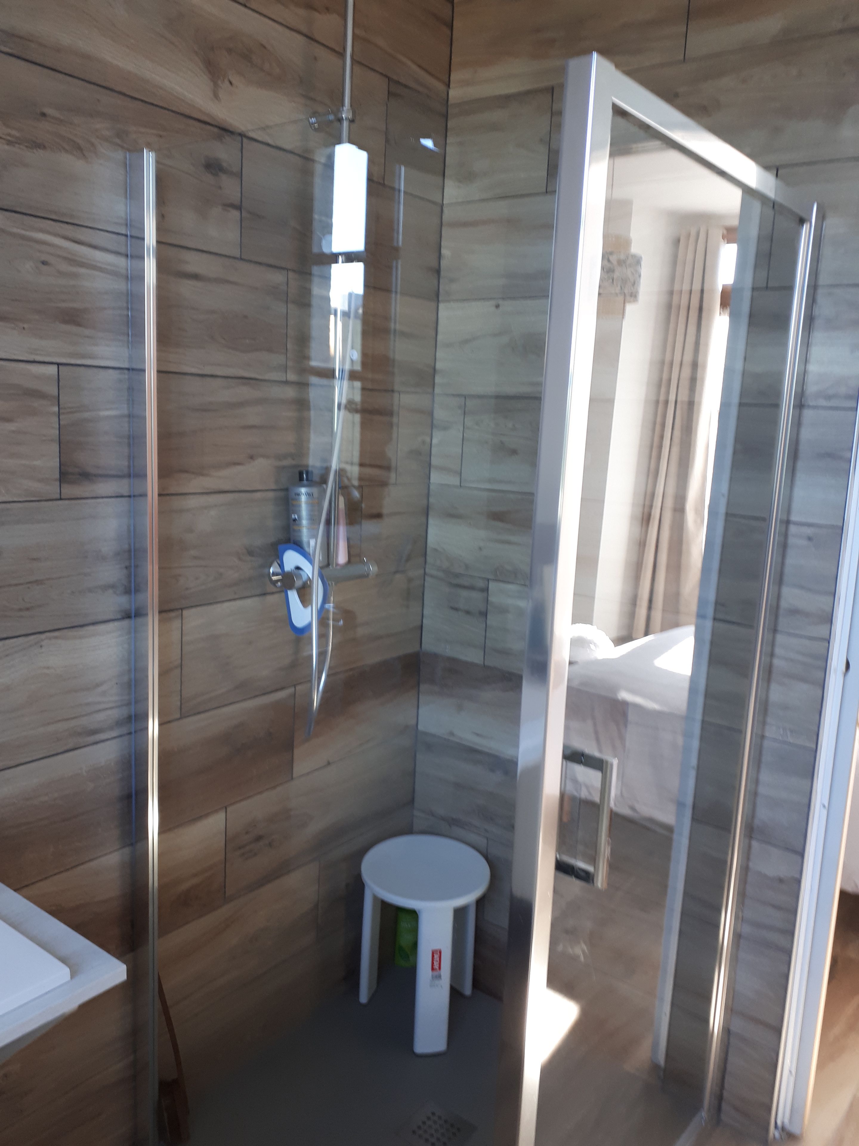 Bathroom shower