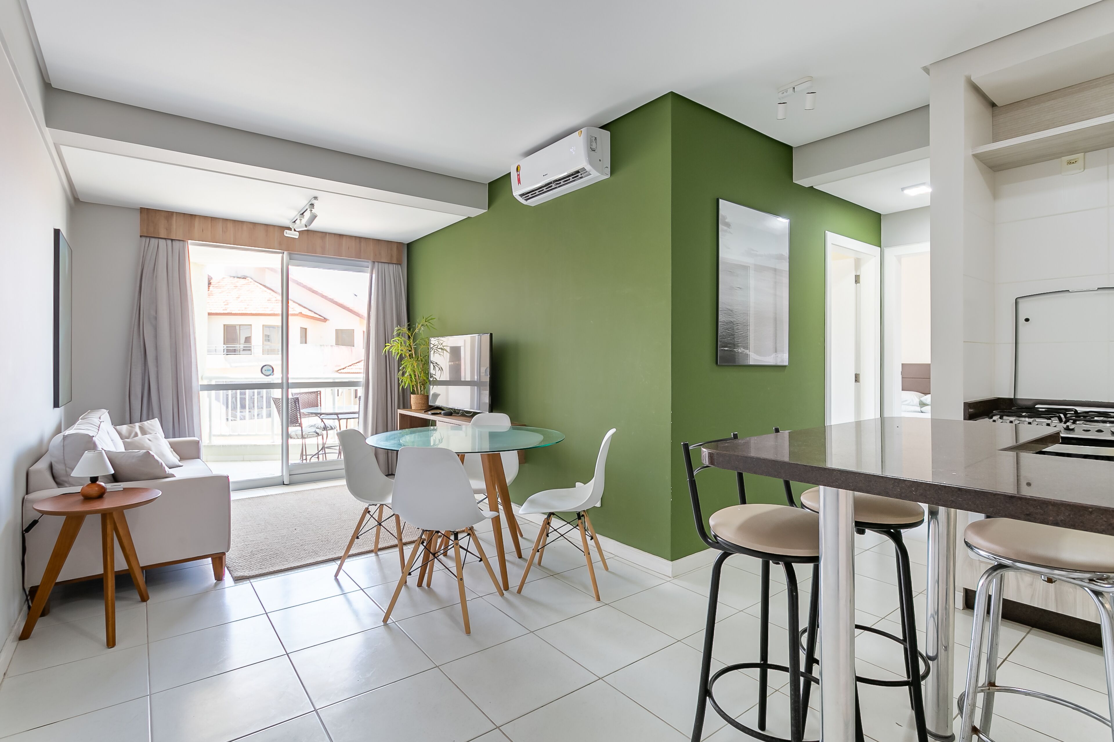 Apartamento superior, 2 camas de casal | Área de estar | TV LCD
