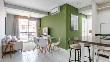 Apartamento superior, 2 camas de casal | Área de estar | TV LCD