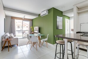 Superior Apartment, 2 Double Beds | Living area | LCD TV - Pousada Costão dos Ingleses (Florianópolis)