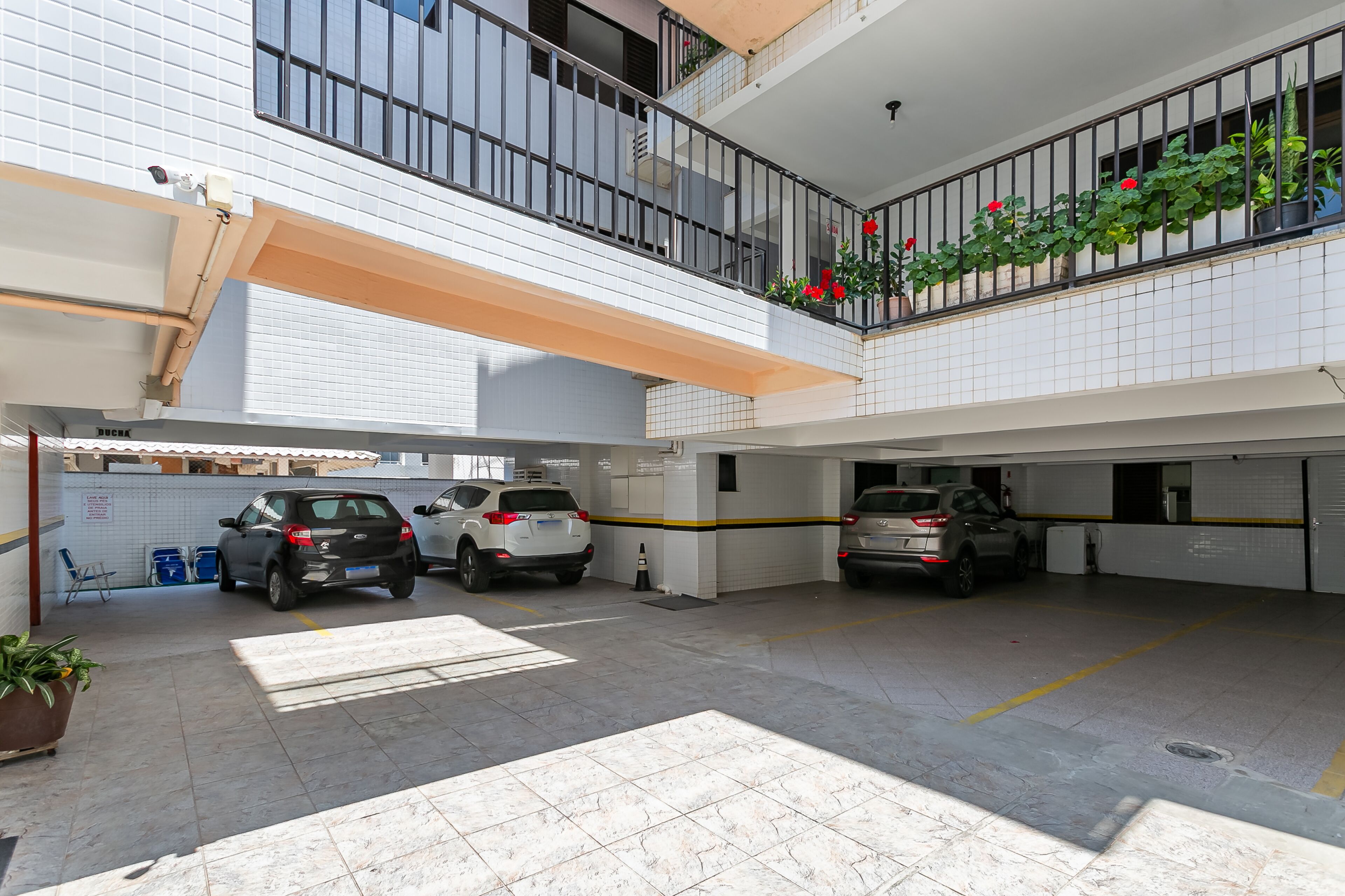 Eine mehrgeschossige Parkgarage mit mehreren Autos.