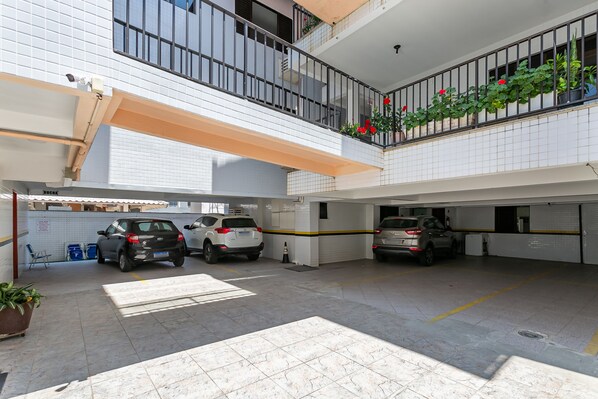 Un aparcamiento de varios niveles con varios coches estacionados.
