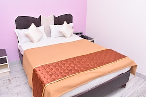 Escritorio, camas extra y ropa de cama