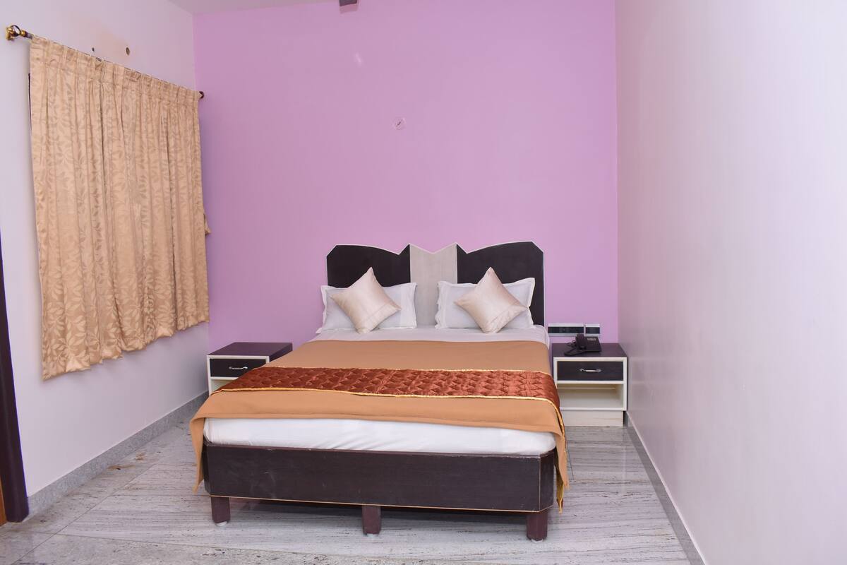 Escritorio, camas extra y ropa de cama