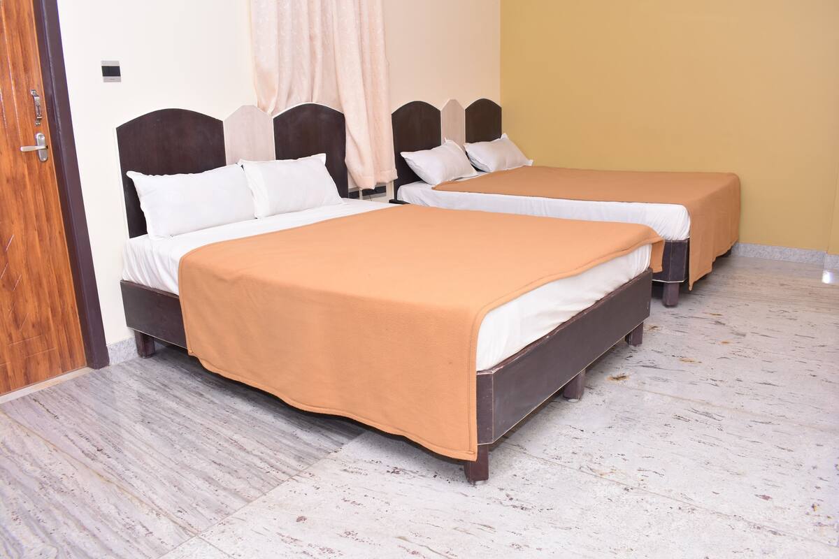 Habitación familiar | Escritorio, camas extra y ropa de cama