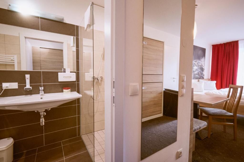double room, 1 queen bed, non smoking | bathroom | shower, towels