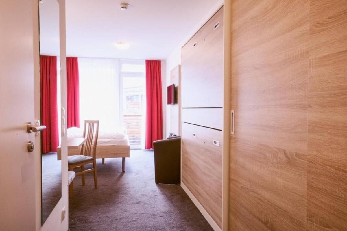 double room, 1 queen bed, non smoking | 1 bedroom, in-room safe, desk, free wifi