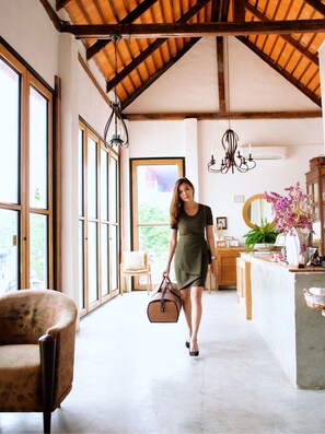 Reception - White Wall Riverfront Hotel (Kamphaeng Phet)